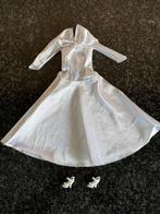 Barbie White dress ( vintage ), Verzamelen, Poppen, Ophalen of Verzenden, Gebruikt, Kleertjes