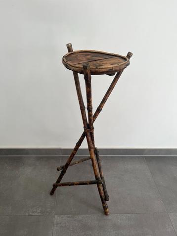Vintage plantenstandaard beschikbaar voor biedingen