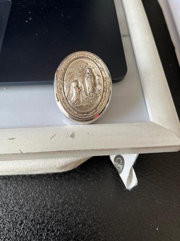 Boîte à pilules en argent antique, tabatière disponible aux enchères