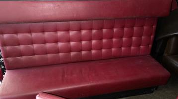 Banquette rouge avec prise électrique beschikbaar voor biedingen
