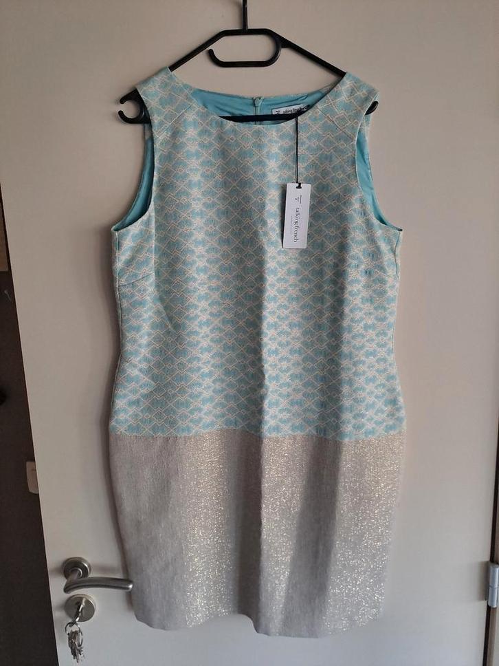 Prachtige dames jurk Talking French 44 Turquoise Gold new, Kleding | Dames, Jurken, Nieuw, Ophalen