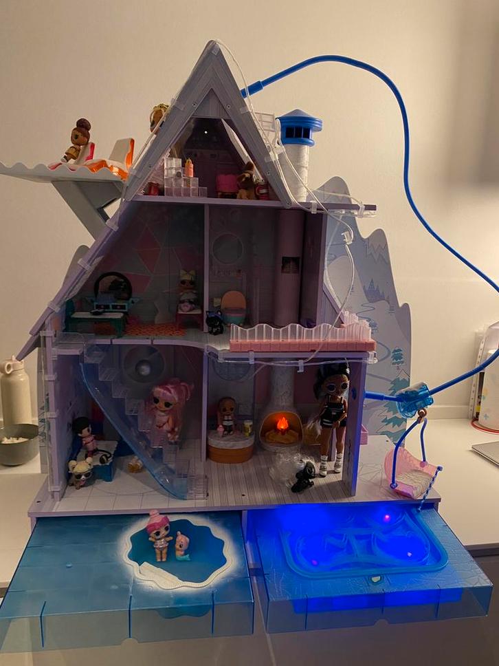 LOL ski chalet met veel spullen, poppen en diertjes, Kinderen en Baby's, Speelgoed | Poppenhuizen, Zo goed als nieuw, Ophalen
