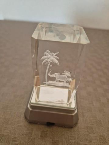 Mooie 3D effect olifantje beeld in kristalglas  beschikbaar voor biedingen