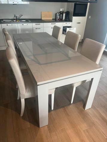 Tafel en salon en tv meubel beschikbaar voor biedingen