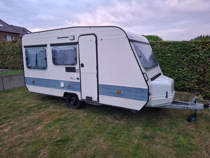 Charmante Retro Caravan 1986 – Merk Adria, Caravans en Kamperen, Caravans, Particulier, tot en met 3, 750 - 1000 kg, Treinzit