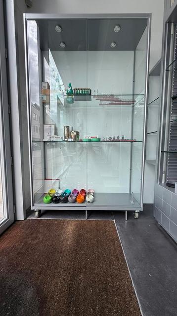 zeer grote vitrinekast Br. 130 met 2 schuifdeuren met slot beschikbaar voor biedingen