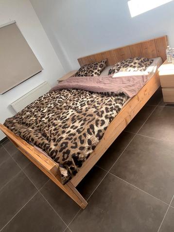 Bed te koop beschikbaar voor biedingen