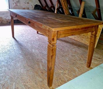 Antieke houten tafel  beschikbaar voor biedingen