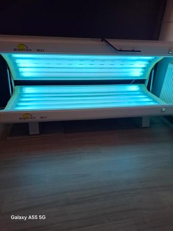 Zonnebank met nieuwe lampen in zeer goede staat beschikbaar voor biedingen