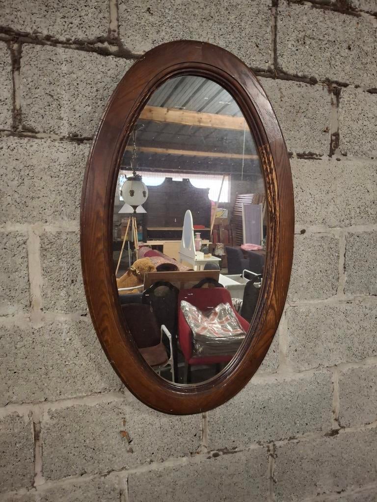 Ovalen spiegel in eik, in goede staat. 25€, Antiquités & Art, Antiquités | Miroirs, Enlèvement