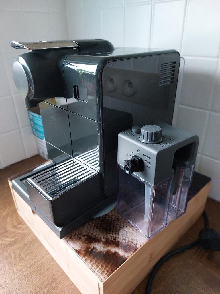 Nespresso Latissoma Touch, Elektronische apparatuur, Koffiezetapparaten, Gebruikt, Koffiepads en cups, Espresso apparaat, 4 tot 10 kopjes