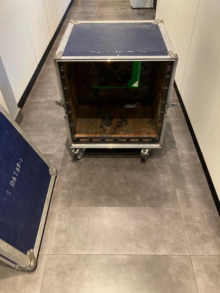 Oudere flightcase 10 HE op wielen, Ophalen, Gebruikt, Flightcase