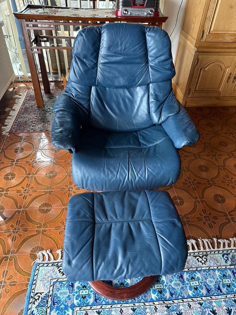 Fauteuil relax en cuir bleu avec repose-pied, Maison & Meubles, 125 à 150 cm, Enlèvement, Utilisé, Cuir
