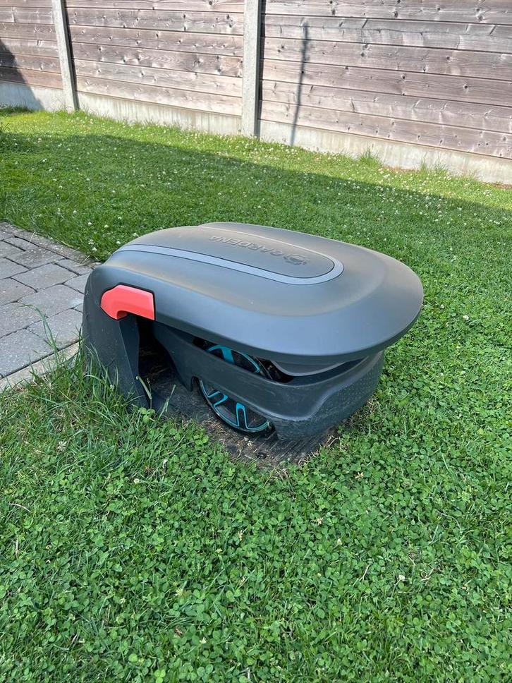 Gardena robotmaaier + garage en toebehoren, Tuin en Terras, Robotmaaiers, Zo goed als nieuw, Ophalen