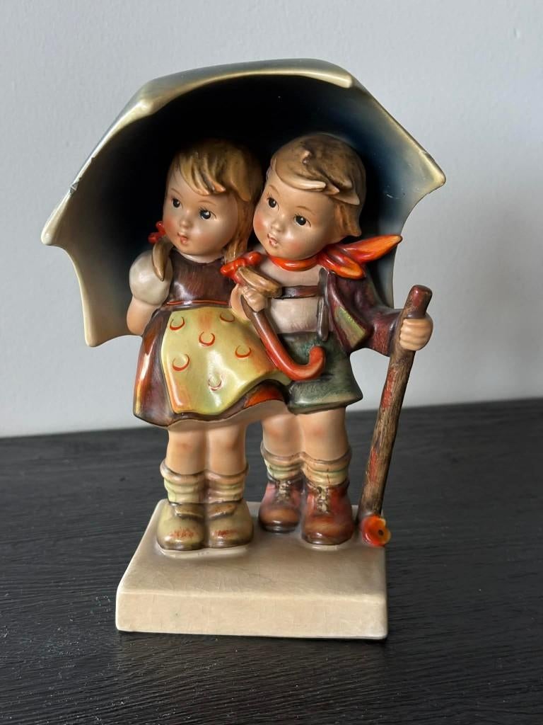 Hummel Goebel, under umbrella, Verzamelen, Ophalen of Verzenden, Gebruikt, Hummel