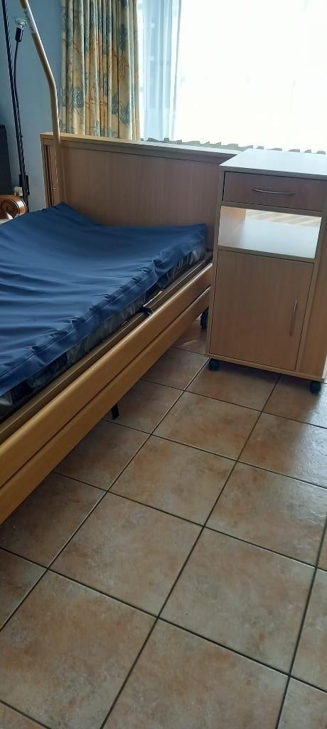 Ziekenhuisbed + bijhorend nachtkastje, Enlèvement, Comme neuf