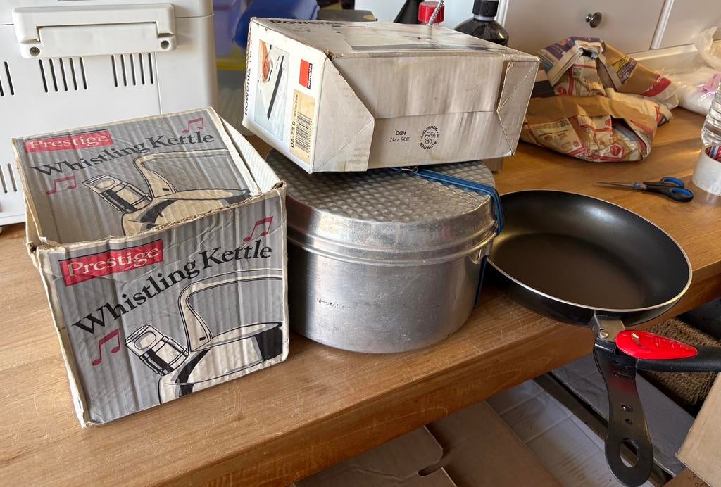 Bouilloire casserole fer à repasser poêle camping, Maison & Meubles, Enlèvement, Comme neuf