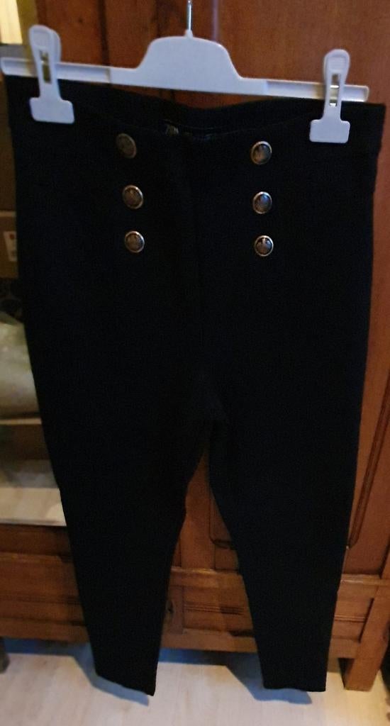 Ongedragen Zara zwarte broek met sierknopen maat L, Kleding | Dames, Broeken en Pantalons, Maat 42/44 (L), Ophalen of Verzenden