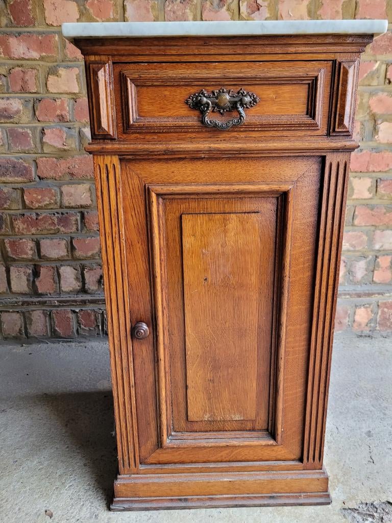 1 Table de chevet recouvert une très belle plaque en marbre., Enlèvement