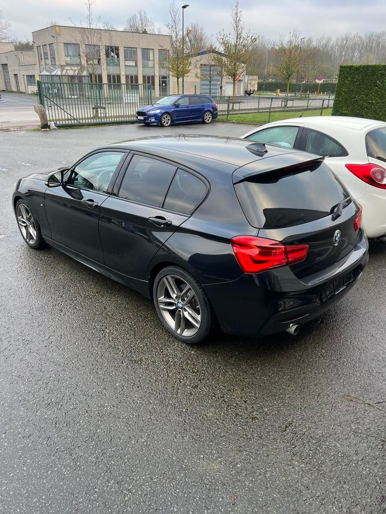 Bmw 1-Serie F20 118i • M-Pakket • Airco • Navi •, Auto's, BMW, Navigatiesysteem, Zwart, Leder, Bedrijf