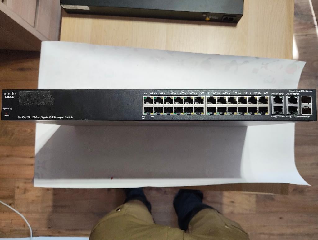 Cisco SG300-28P — 28-poorts Gigabit PoE Managed Switch, Computers en Software, Ophalen of Verzenden, Gebruikt