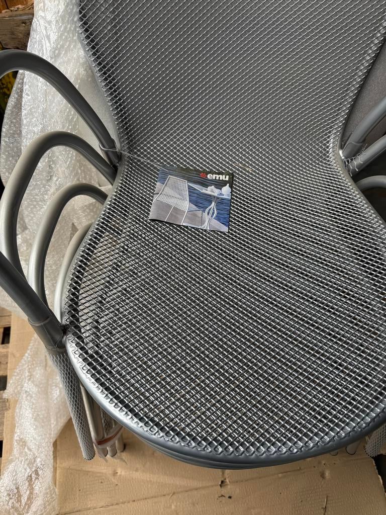 Stapelbare stoel in zilverkleur van het merk EMU, Ophalen of Verzenden, Zo goed als nieuw