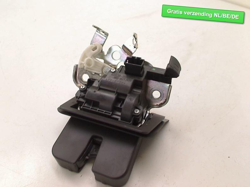SERRURE COFFRE Audi A3 Sportback (8VA / 8VF) (8R0827505), Dhr. R. de Gouw, Haillon arrière, Audi, Utilisé