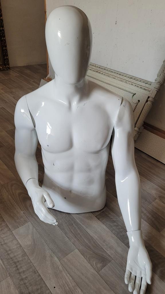 Mannequin vitrine homme + tête mannequin noire – bon état, Hobby en Vrije tijd, Naaimachines en Toebehoren, Accessoires, Ophalen