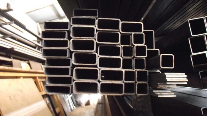 Différents profilés métalliques sont disponibles à  Alost, Bricolage & Construction, Métaux, Neuf, Fer, Enlèvement