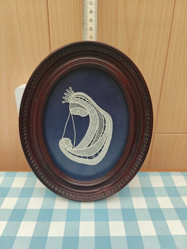 Kanten handwerk ingelijst, Ophalen