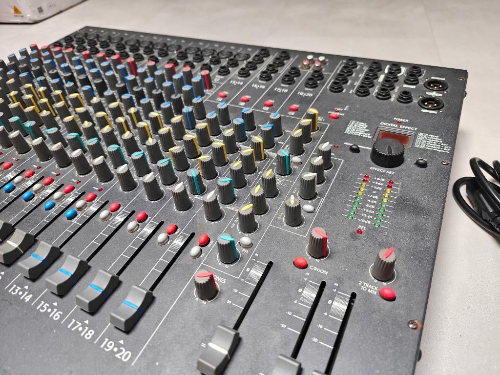 20 kanaal mixer & flightcase, Muziek en Instrumenten, Mengpanelen, Gebruikt, 20 kanalen of meer, Microfooningang, Ophalen