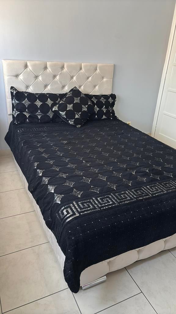 Bed van 140 cm x 200 cm 550€, Crème, Elegant simple en velour, 200 cm, Nieuw