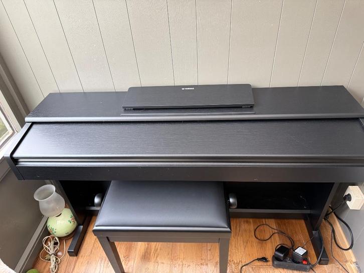 Piano yamaha YDP145 noir, Musique & Instruments, Pianos, Comme neuf, Piano, Noir, Digital, Brillant, Enlèvement