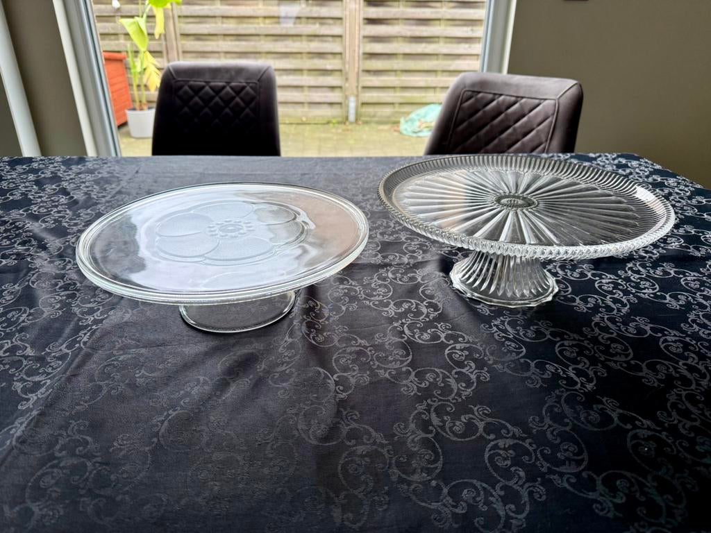 Deux élégants présentoirs à gâteaux, en verre/cristal, 30 cm, Enlèvement ou Envoi, Comme neuf