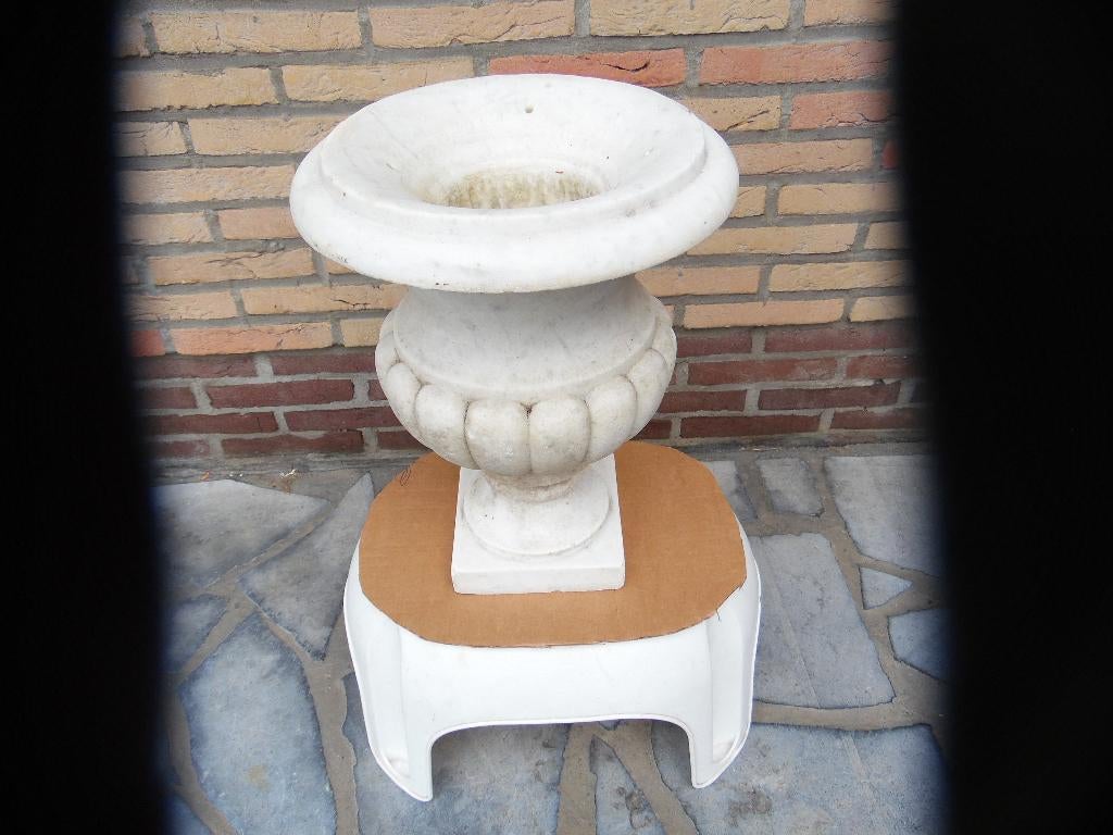 Zeer mooie zware bloemen vaas in witte steen ., Tuin en Terras, Tuinvazen, Zo goed als nieuw, Ophalen