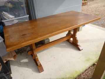 Stevige eiken tafel met zes stoelen en twee bankjes beschikbaar voor biedingen