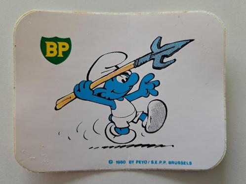 Vintage Sticker - De Smurfen BP - Speerwerpen, Verzamelen, Stickers, Zo goed als nieuw, Strip of Tekenfilm, Ophalen of Verzenden