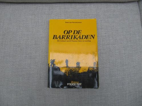 Op de barrikaden -30 jaar volksunie, Boeken, Politiek en Maatschappij, Gelezen, Ophalen of Verzenden