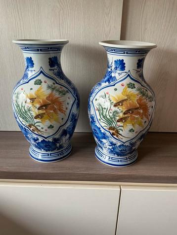 Paar decoratieve oosterse vazen decor met vissen  beschikbaar voor biedingen