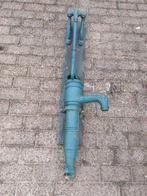 Een zeer oude   zware gietijzeren  handwaterpomp op plank, Tuin en Terras, Waterpompen, Ophalen, Gebruikt