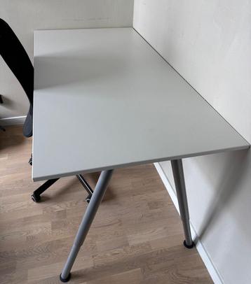 Bureau 160 x 80 (verstelbare hoogte) + Bureaustoel beschikbaar voor biedingen