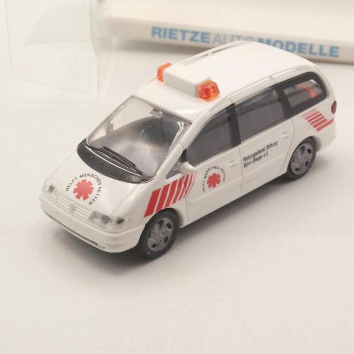 1:87 Rietze 50751 VW Volkswagen Sharan Ambulance, Hobby en Vrije tijd, Modelauto's | 1:87, Zo goed als nieuw, Auto, Rietze, Ophalen of Verzenden