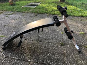 Sit-up/ trainingsbank voor stevige buikspieren beschikbaar voor biedingen