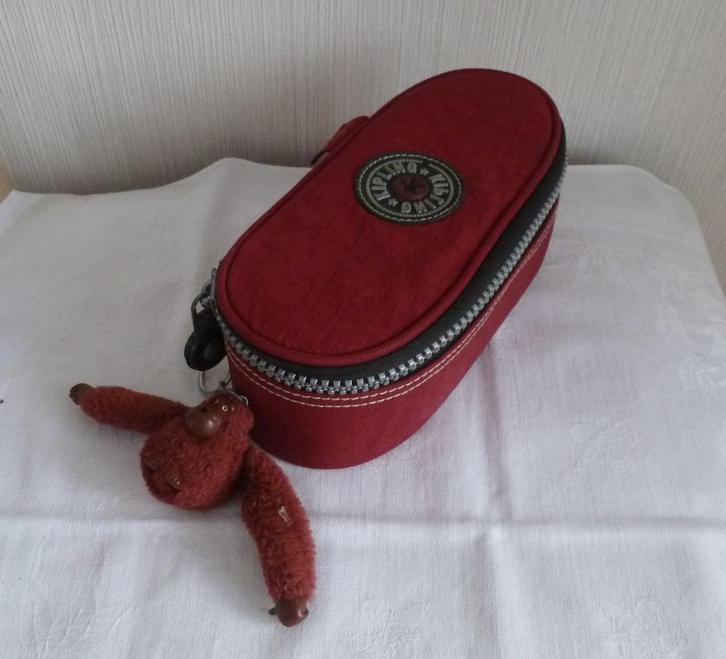 Kipling plumier "Duobox" bordeaux + singe, Divers, Fournitures scolaires, Utilisé, Enlèvement ou Envoi