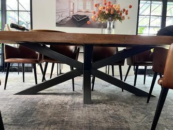 Grote teak eettafel met kruispoot beschikbaar voor biedingen