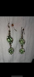 Groene steentjes lange oorhangers, Handtassen en Accessoires, Oorbellen, Hangers, Nieuw, Ophalen of Verzenden, Groen