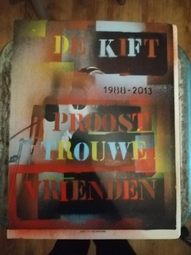 De Kift – Proost trouwe vrienden (boek en CD), Cd's en Dvd's, Cd's | Nederlandstalig, Rock, Verzenden