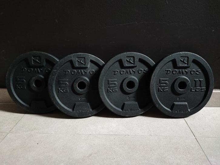 4 x 5kg Halterschijven van Domyos (28mm)., Sport en Fitness, Fitnessmaterialen, Gebruikt, Halterschijven, Armen, Benen, Borst