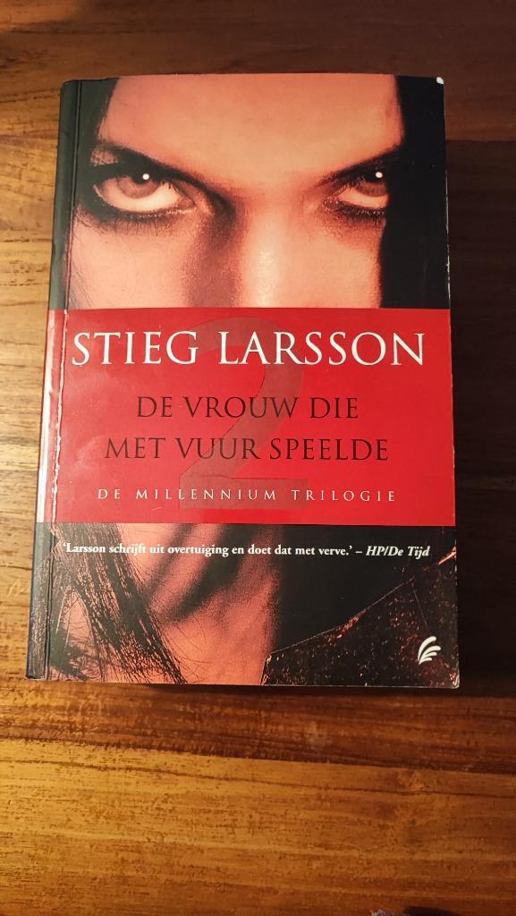 Stieg Larsson - boek 2 - De vrouw die met vuur speelde, Boeken, Thrillers, Gelezen, Ophalen of Verzenden