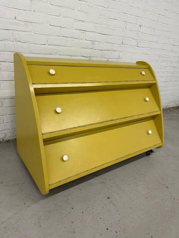 Vintage schoolkast / klepkast beschikbaar voor biedingen